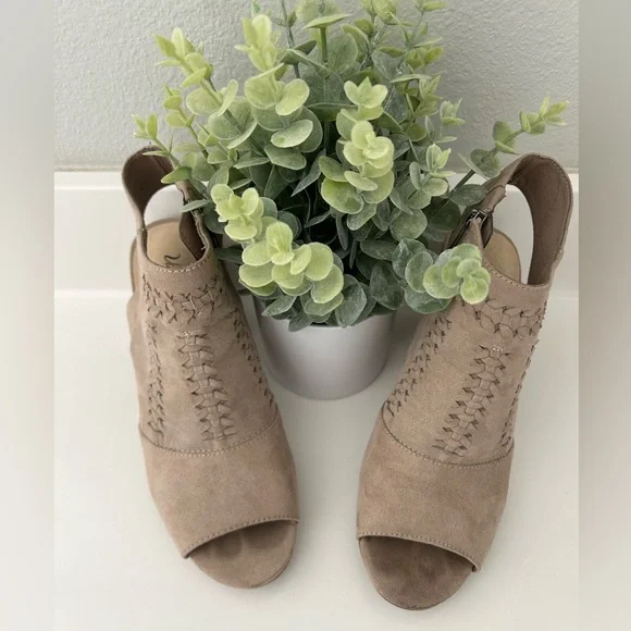 Women’s tan heels - Picture 7 of 7